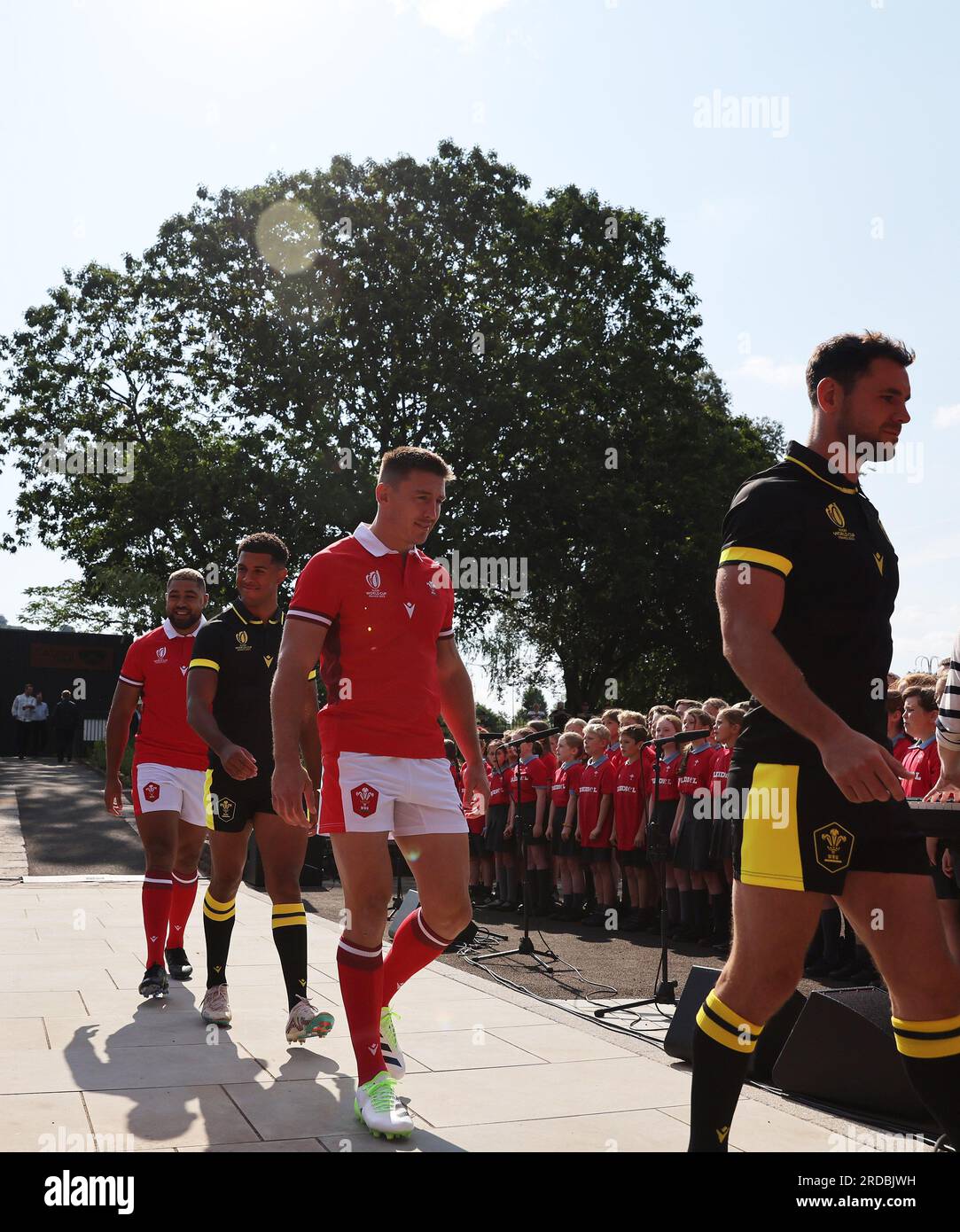 Pontypridd, Regno Unito. 20 luglio 2023. I giocatori del Galles arrivano indossando le nuove divise RWC casalinghe e Away mentre cantano gli scolari locali. In occasione del lancio della divisa 2023 della nazionale di rugby del Galles al Ynysangharad War Memorial Park giovedì 20 luglio 2023. foto di Andrew Orchard/Andrew Orchard fotografia sportiva/ Alamy Live News Credit: Andrew Orchard fotografia sportiva/Alamy Live News Foto Stock