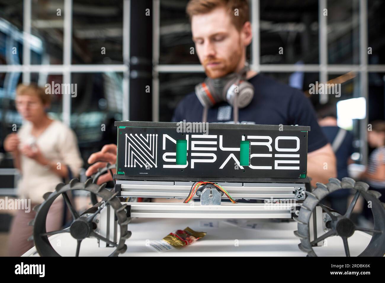 Rostock Laage, Germania. 20 luglio 2023. L'ingegnere dello sviluppo Max Manthey della Neurospace GmbH testa un rover lunare Neurospace nel terminal dell'aeroporto di Rostock-Laage. In occasione della giornata internazionale della Luna che celebra il primo atterraggio con equipaggio il 20 luglio 1969, i piccoli rover di prova stanno ancora arando attraverso un paesaggio lunare creato artificialmente all'aeroporto di Rostock-Laage. Crediti: Frank Hormann/dpa/Alamy Live News Foto Stock Rostock Laage, Germania. 20 luglio 2023. L'ingegnere dello sviluppo Max Manthey della Neurospace GmbH testa un rover lunare Neurospace nel terminal dell'aeroporto di Rostock-Laage. In occasione della giornata internazionale della Luna che celebra il primo atterraggio con equipaggio il 20 luglio 1969, i piccoli rover di prova stanno ancora arando attraverso un paesaggio lunare creato artificialmente all'aeroporto di Rostock-Laage. Crediti: Frank Hormann/dpa/Alamy Live News Foto Stock
