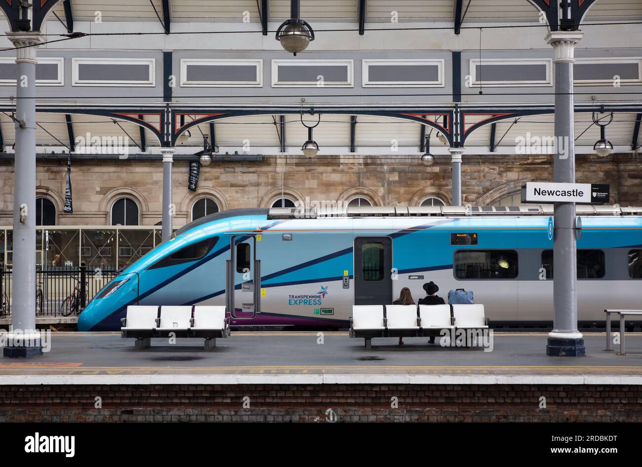 Treno Transpennine Express in attesa alla stazione centrale di Newcastle Foto Stock