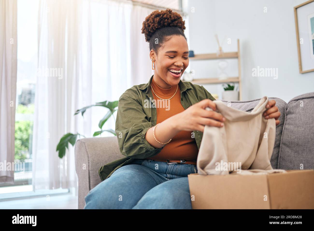 Shopping online Happy Woman on sofa con pacchetto unboxing