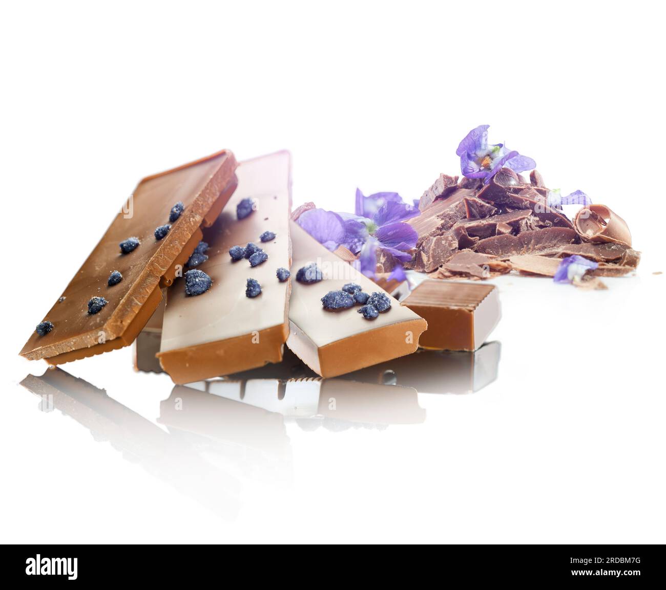 Adagiato su uno sfondo bianco, tre pezzi di cioccolato viola. Cioccolato aromatizzato da prodotti naturali. Foto Stock