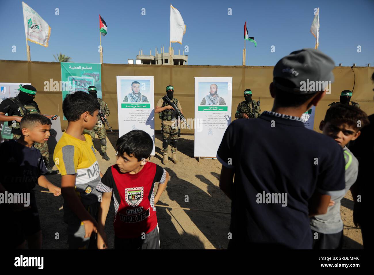 19 luglio 2023: Gaza, Palestina. 19 luglio 2023. I palestinesi partecipano a una mostra di armi, missili e tunnel appartenenti all'ala militare di Hamas, nel campo Maghazi nella Striscia di Gaza centrale. La mostra faceva parte della commemorazione del conflitto di 51 giorni del 2014 tra Israele e Gaza che ha causato enormi perdite umane, distruzione e devastazione nella Striscia di Gaza (immagine di credito: © Yousef Mohammed/IMAGESLIVE via ZUMA Press Wire) SOLO USO EDITORIALE! Non per USO commerciale! Foto Stock