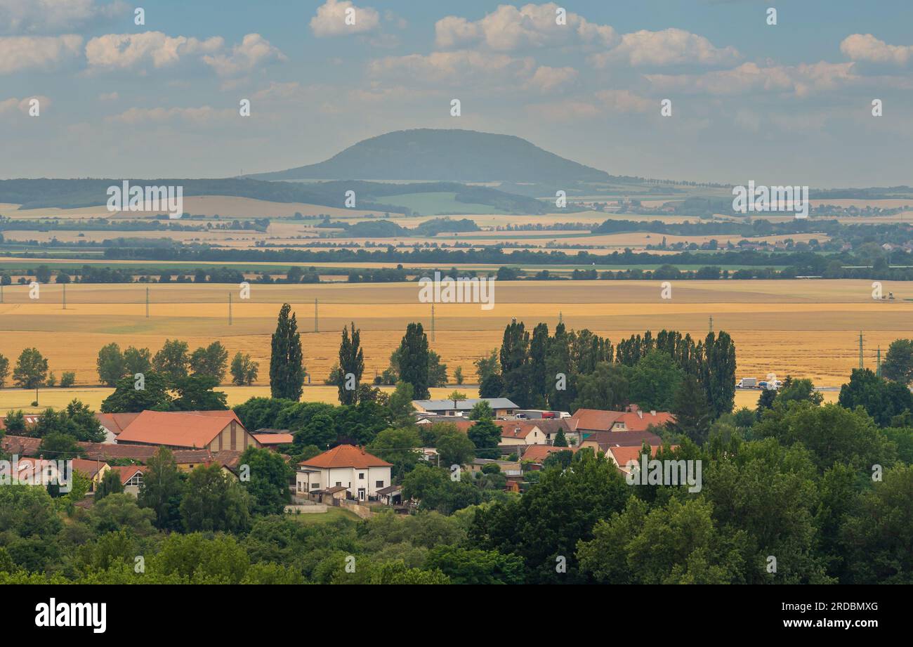 Rip Mountain vista dalla città di Melnik. Collina solitaria, monumento culturale nazionale ceco Foto Stock