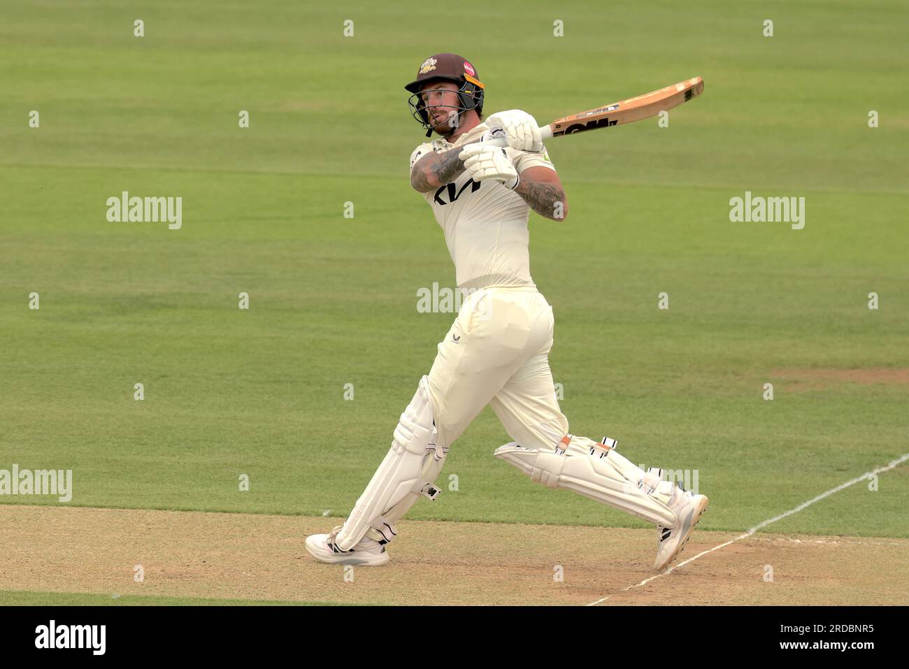 Londra, Regno Unito. 20 luglio 2023. Jordan Clark di Surrey colpisce un Six AS Middlesex contro Surrey il secondo giorno del County Championship match a Lords. Credito: David Rowe/Alamy Live News Foto Stock