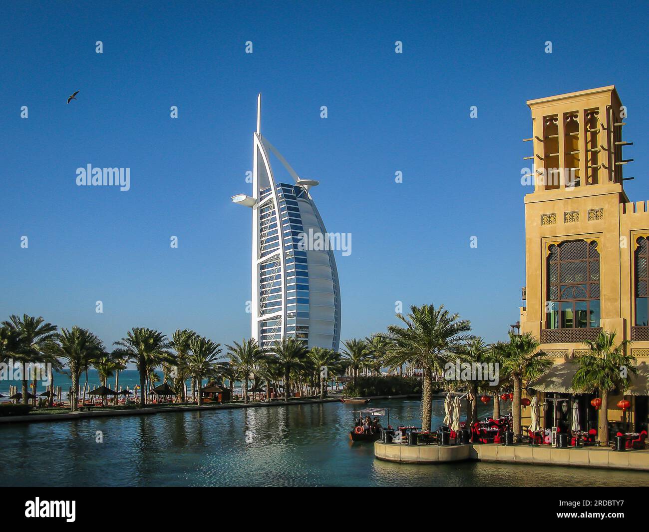Vista del burj al Arab Hotel dal ponte sul canale nel Souk Madinat Jumeirah, Dubai, Emirati Arabi Uniti Foto Stock