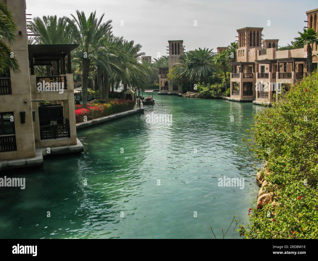 Vista dei canali di Souk Madinat Jumeirah nella soleggiata giornata di Dubai, Emirati Arabi Uniti Foto Stock