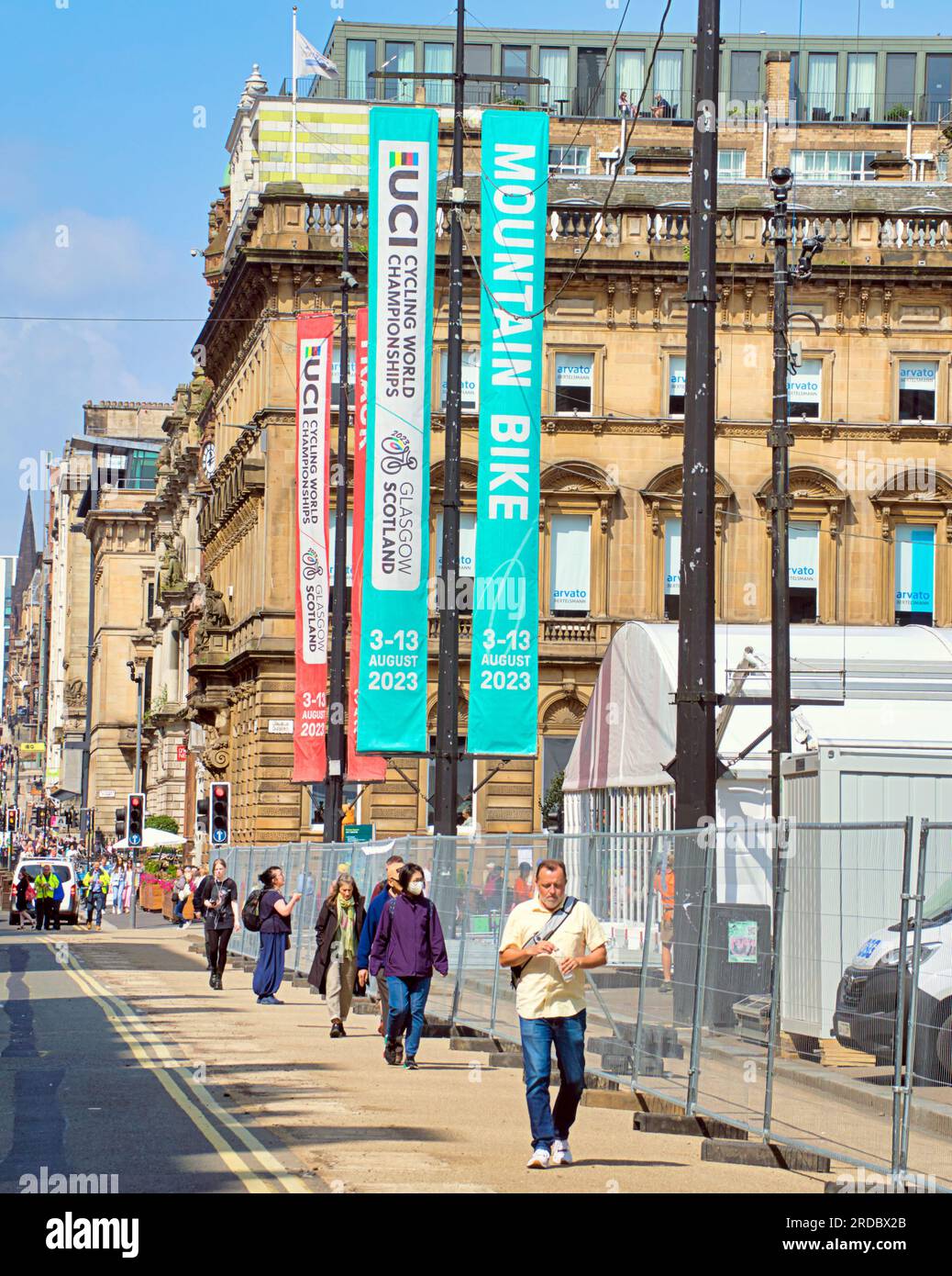 Glasgow, Scozia, Regno Unito 20 luglio 2023. I campionati del mondo di ciclismo UCI iniziano a materializzarsi in città quando il centro della città diventa festeggiato da striscioni che annunciano l'evento e il centro città hotspot George Square il sito per la fine della gara scompare sotto un mare di costruzioni. Credit Gerard Ferry/Alamy Live News Foto Stock