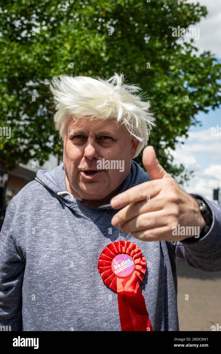 Londra, Regno Unito. 20 luglio 2023. Il laburista Alan Mitchell, Feltham Central, indossa una parrucca e impersona Boris Johnson durante le campagne con gli attivisti del partito laburista a Uxbridge, nel nord-ovest di Londra. I residenti locali nel collegio di Uxbridge e South Ruislip stanno votando in un'elezione suppletiva per scegliere il loro nuovo membro del Parlamento dopo le dimissioni del loro ex deputato, Boris Johnson. Altre due circoscrizioni, Selby e Ainsty, e Somerton e Frome, vinte dai conservatori alle ultime elezioni generali del 2019, oggi si tengono elezioni suppletive. Crediti: Stephen Chung / Alamy Live News Foto Stock