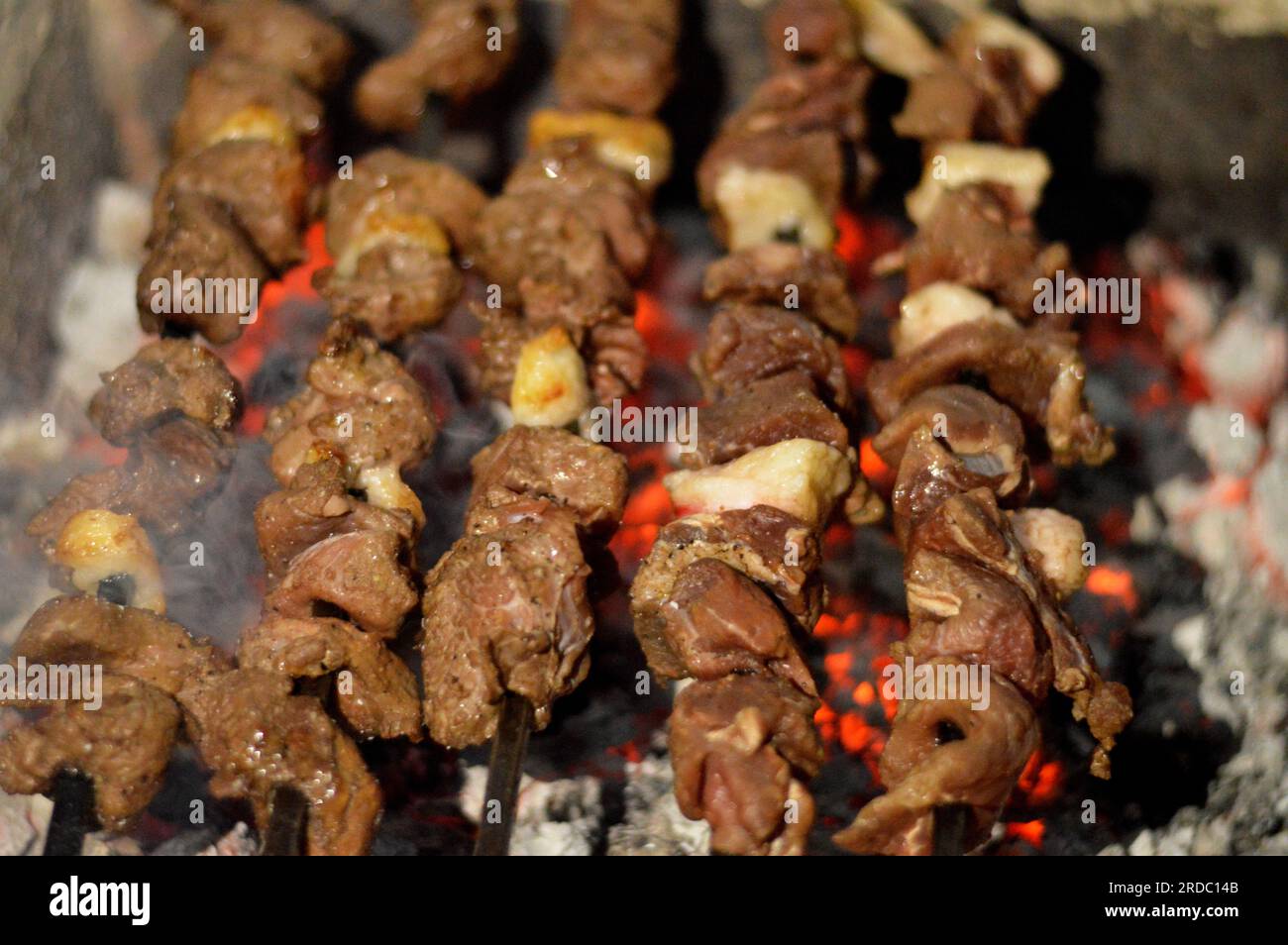 Kebab kebap, kabob, kebap o kabab è un tipo di piatto di carne cotta, originato dalla cucina del Medio Oriente, che grigia pezzi di carne tagliati su carbone ke Foto Stock