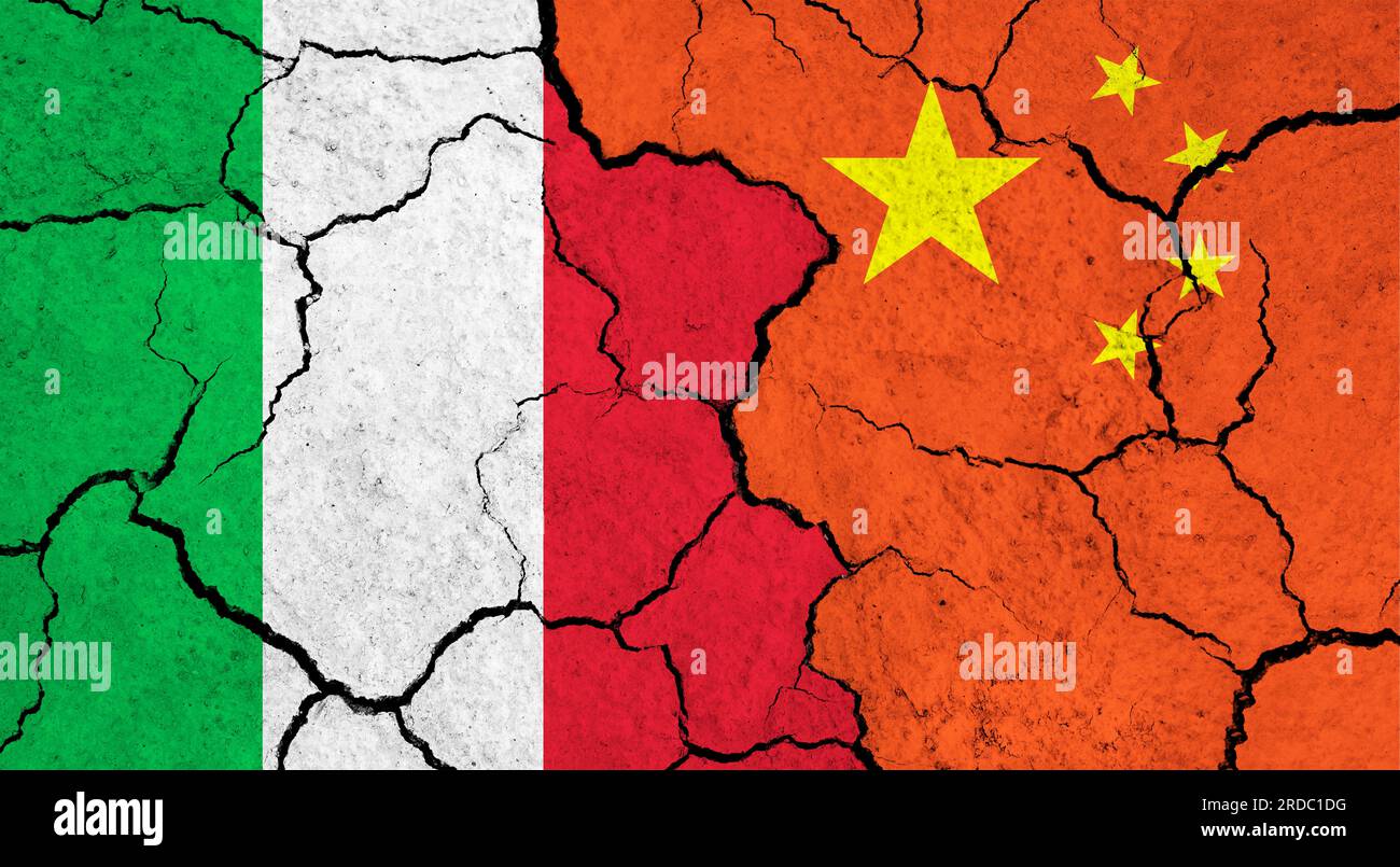 Bandiere di Italia e Cina su una superficie incrinata - politica, concetto di relazione Foto Stock