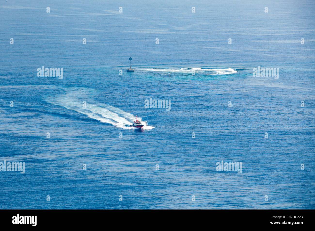 La barca pilota è in viaggio in una giornata di sole. Jeddah Islamic Seaport, Arabia Saudita Foto Stock