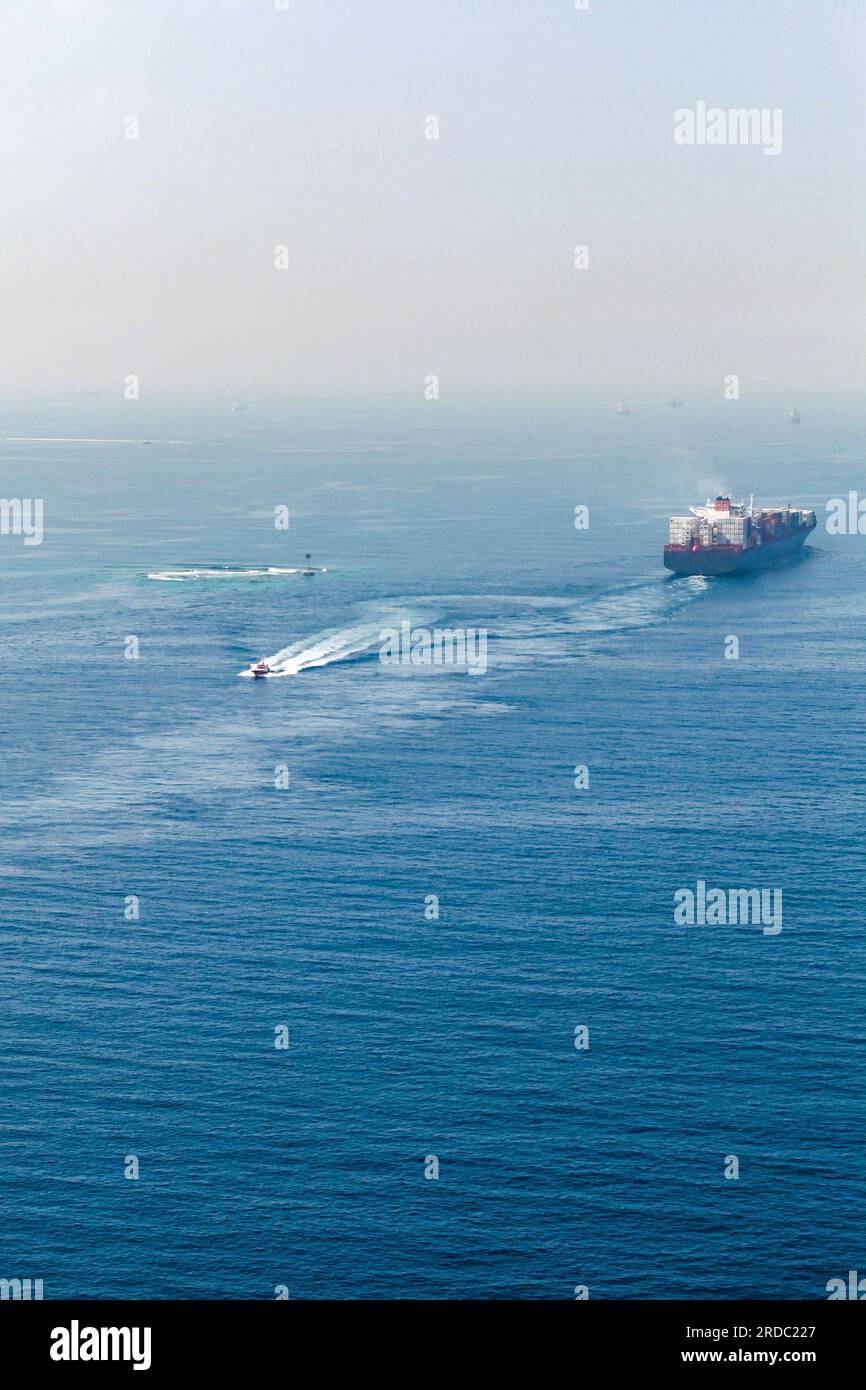 Nave portacontainer e nave pilota navigano nel Mar Rosso. Arabia Saudita Foto Stock