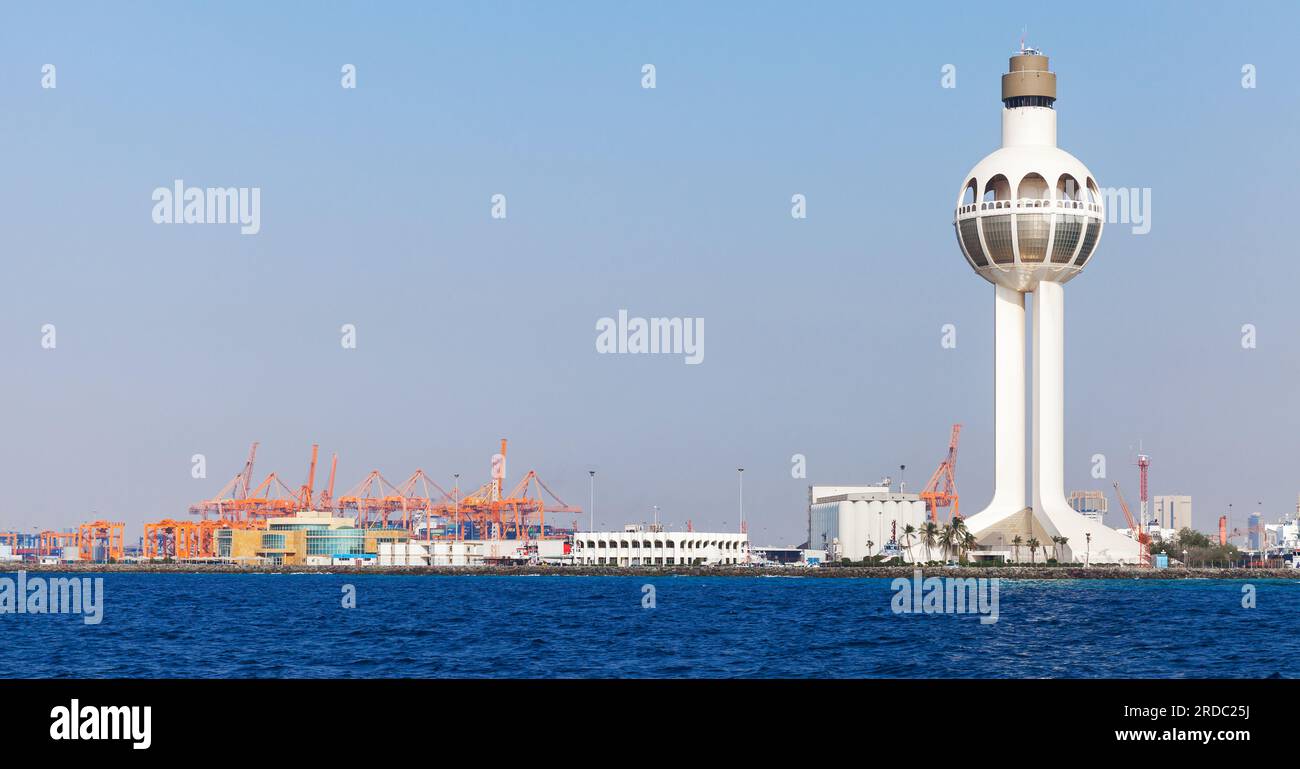 Skyline del porto islamico di Jeddah con torre di controllo del traffico bianca e vista mare. Arabia Saudita Foto Stock