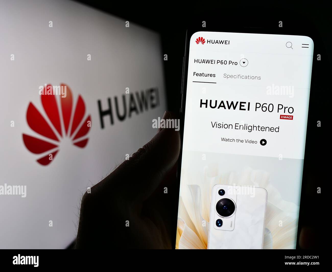 Persona che detiene il cellulare con il sito Web della società cinese Huawei Technologies Co. Ltd. Sullo schermo con logo. Concentrarsi sul centro del display del telefono. Foto Stock