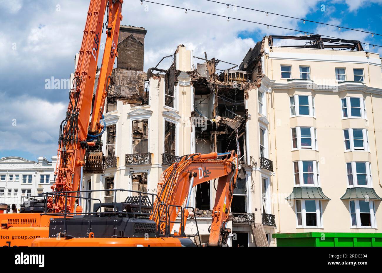 Brighton Regno Unito 20 luglio 2023 - i resti bruciati del Royal Albion Hotel sul lungomare di Brighton dopo essere stato distrutto da un incendio lo scorso fine settimana . Si prevede che la strada lungomare sarà chiusa al traffico per le prossime settimane in quanto la demolizione avrà luogo : Credit Simon Dack / Alamy Live News Foto Stock