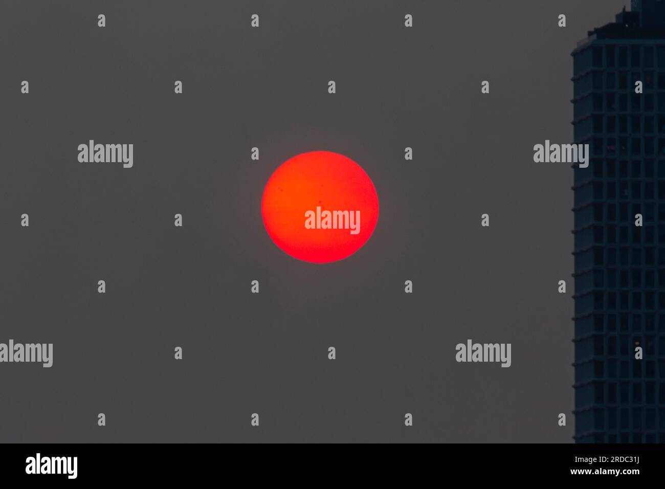New York, USA. 19 luglio 2023. Vista che mostra la scarsa qualità dell'aria e la scarsa visibilità a causa degli incendi canadesi a New York City. Foto Stock