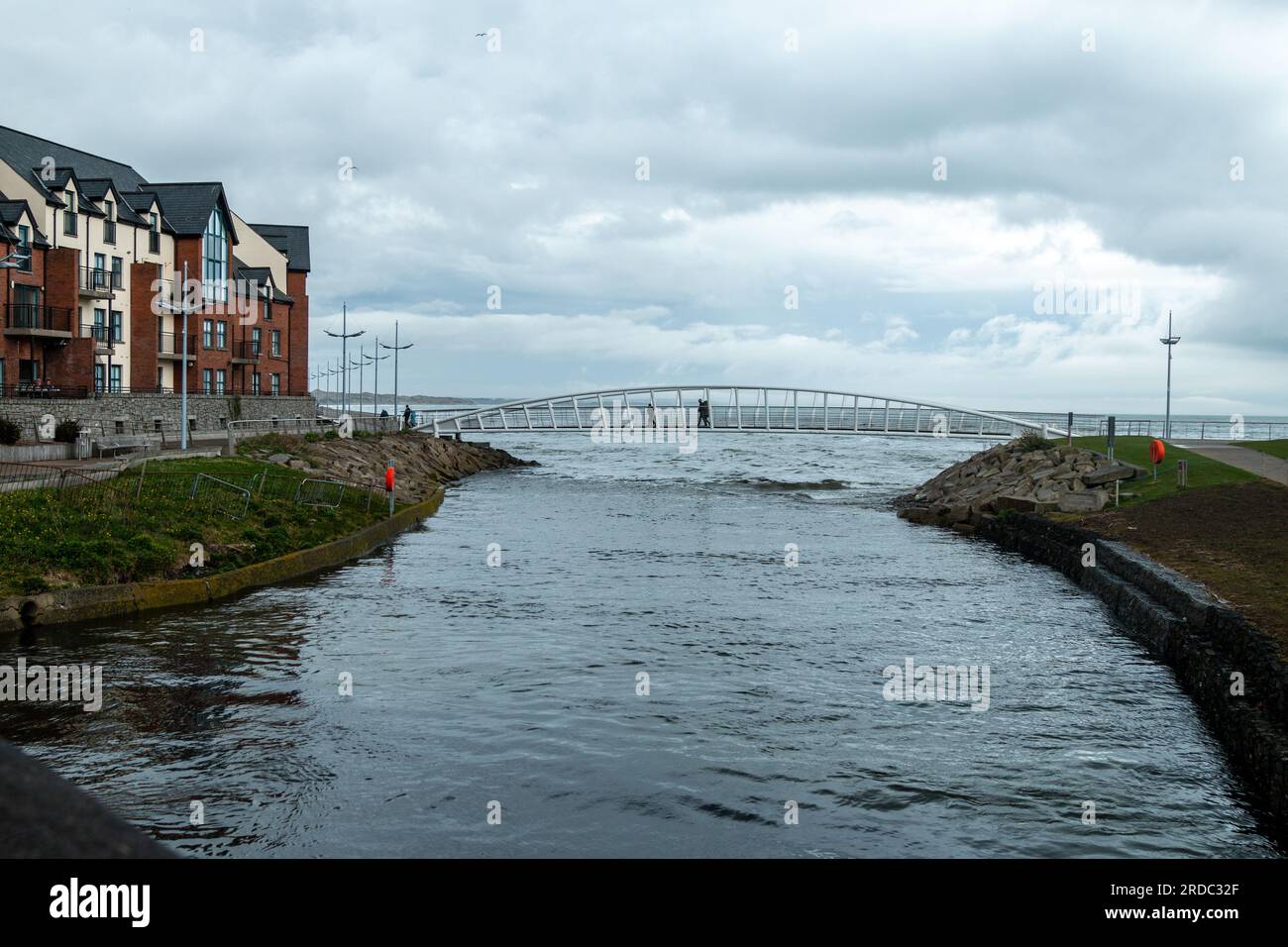 Il Newcastle Promenade Footbridge attraversa il fiume Shimna a Newcastle, Co. Down, Irlanda del Nord, Regno Unito Foto Stock Il Newcastle Promenade Footbridge attraversa il fiume Shimna a Newcastle, Co. Down, Irlanda del Nord, Regno Unito Foto Stock
