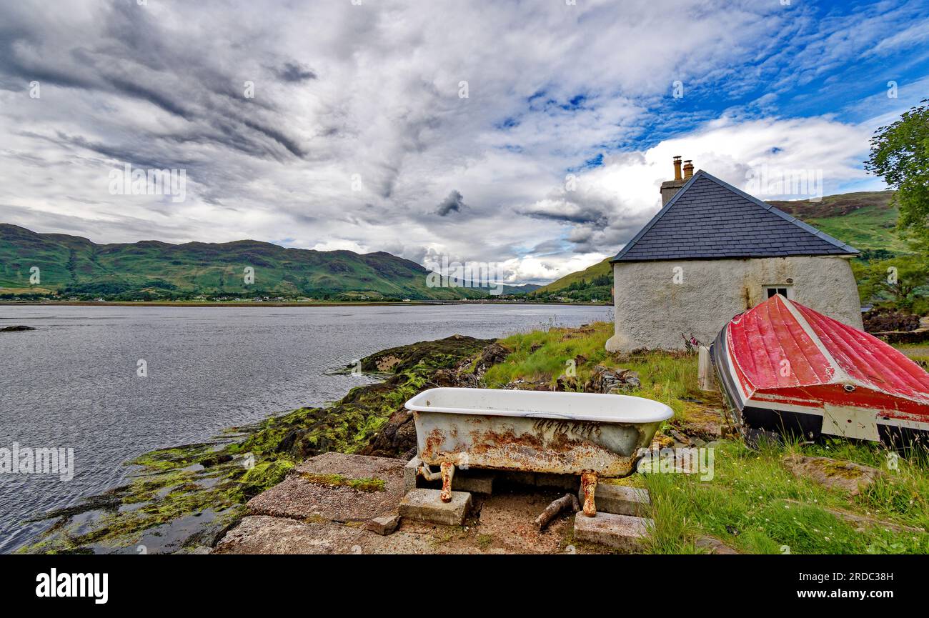 Loch Duich costa occidentale Scozia un vecchio bagno all'aperto con vista sul lago Foto Stock