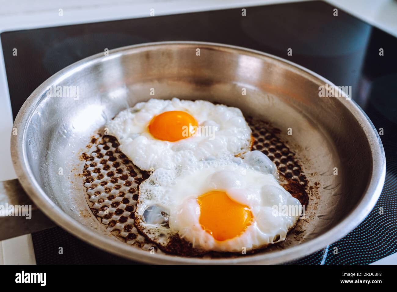 Uovo fritto in teglia di acciaio inossidabile Foto Stock