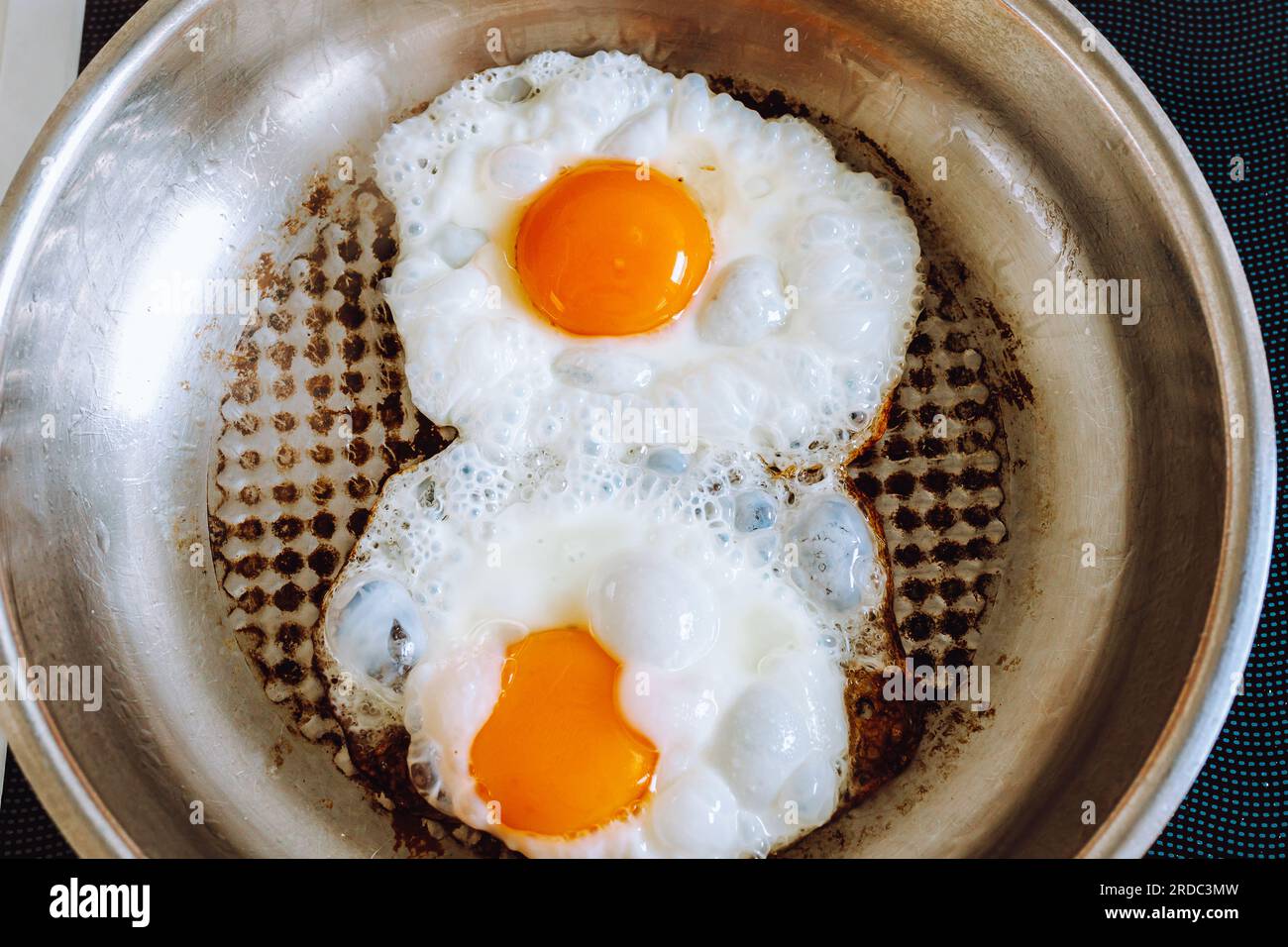 Uovo fritto in teglia di acciaio inossidabile Foto Stock