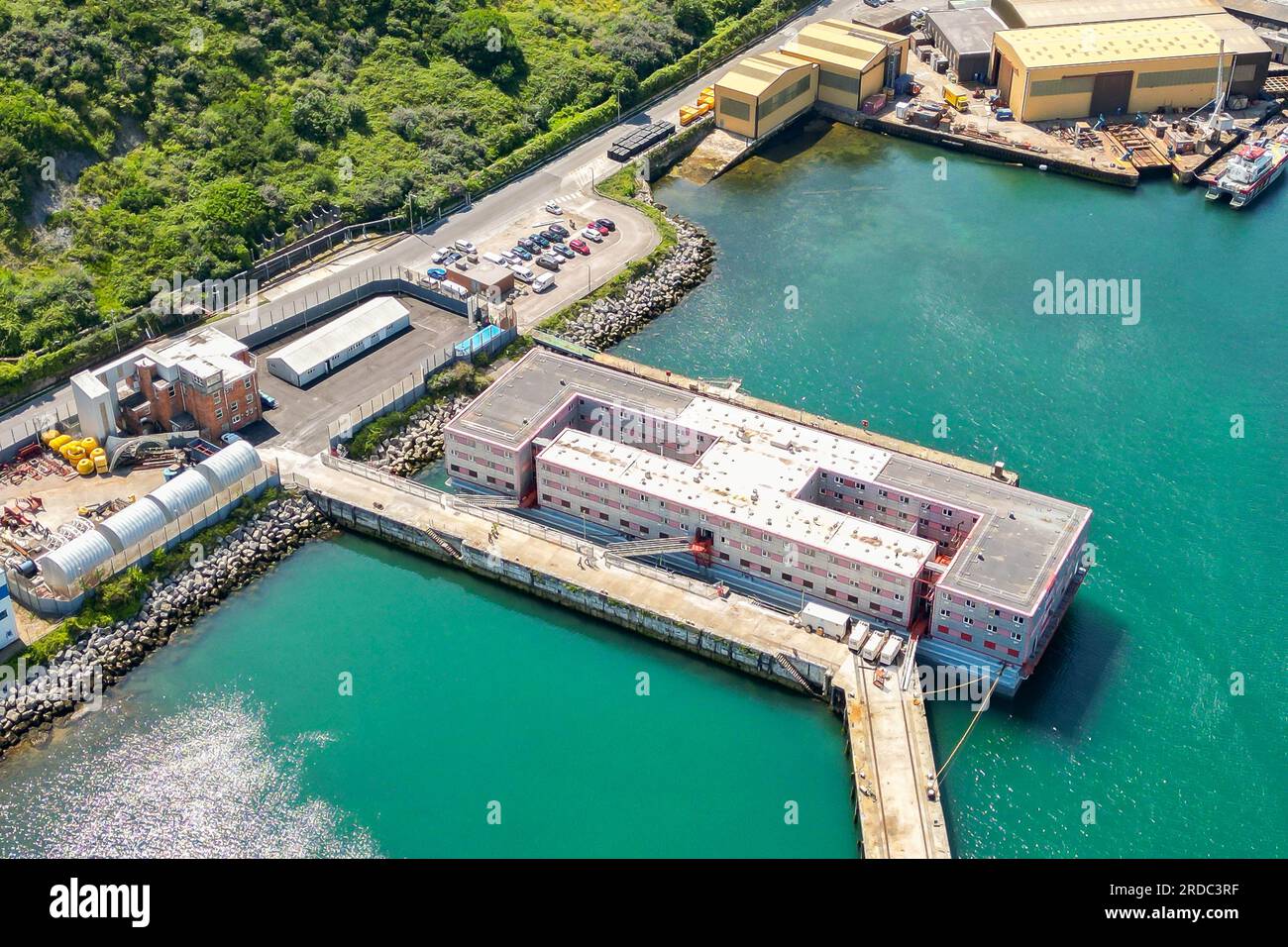 Portland, Dorset, Regno Unito. 20 luglio 2023. Vista aerea della chiatta dell'alloggio Bibby Stockholm presso il suo molo presso il porto di Portland vicino a Weymouth nel Dorset, dove ospiterà fino a 500 richiedenti asilo per i prossimi 18 mesi. E' arrivato martedì mattina ed è pronto ad accogliere i primi richiedenti asilo che dovrebbero arrivare la prossima settimana. Foto: Graham Hunt/Alamy Live News Foto Stock