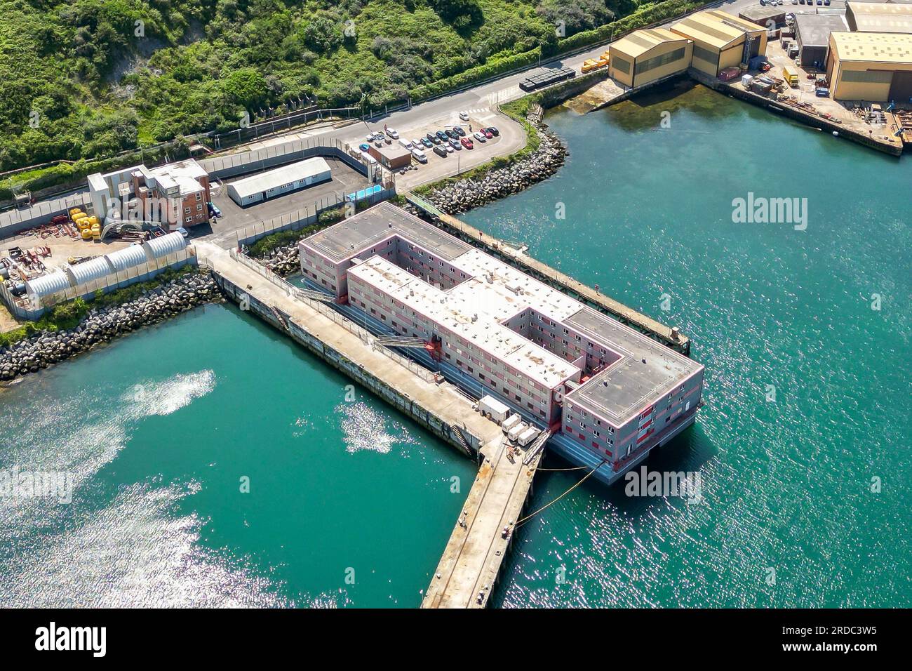 Portland, Dorset, Regno Unito. 20 luglio 2023. Vista aerea della chiatta dell'alloggio Bibby Stockholm presso il suo molo presso il porto di Portland vicino a Weymouth nel Dorset, dove ospiterà fino a 500 richiedenti asilo per i prossimi 18 mesi. E' arrivato martedì mattina ed è pronto ad accogliere i primi richiedenti asilo che dovrebbero arrivare la prossima settimana. Foto: Graham Hunt/Alamy Live News Foto Stock