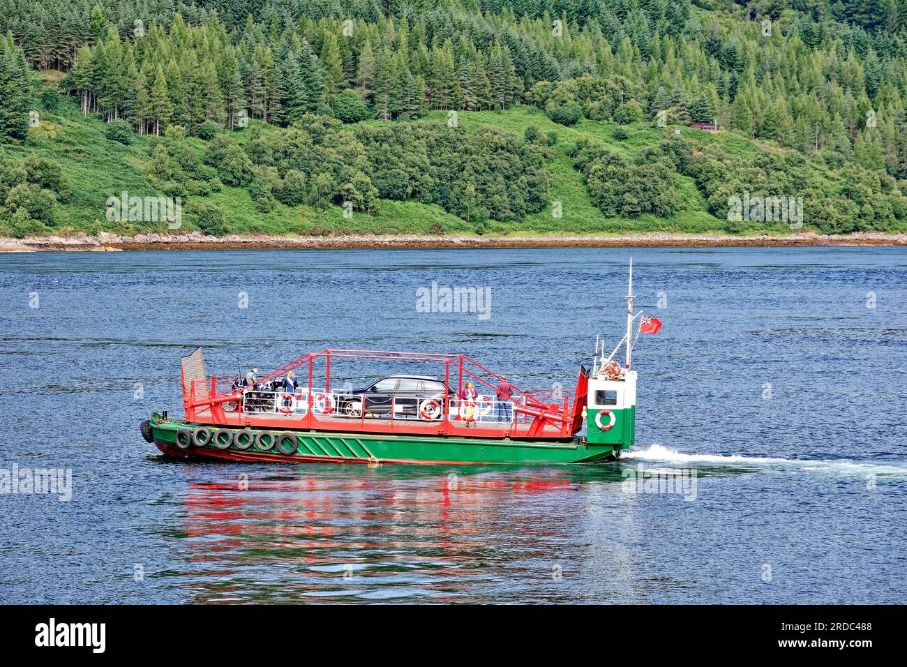 MV Glenachulish Kylerhea stringe la piattaforma girevole azionata manualmente a pieno vapore per il traghetto nel Kyle Foto Stock