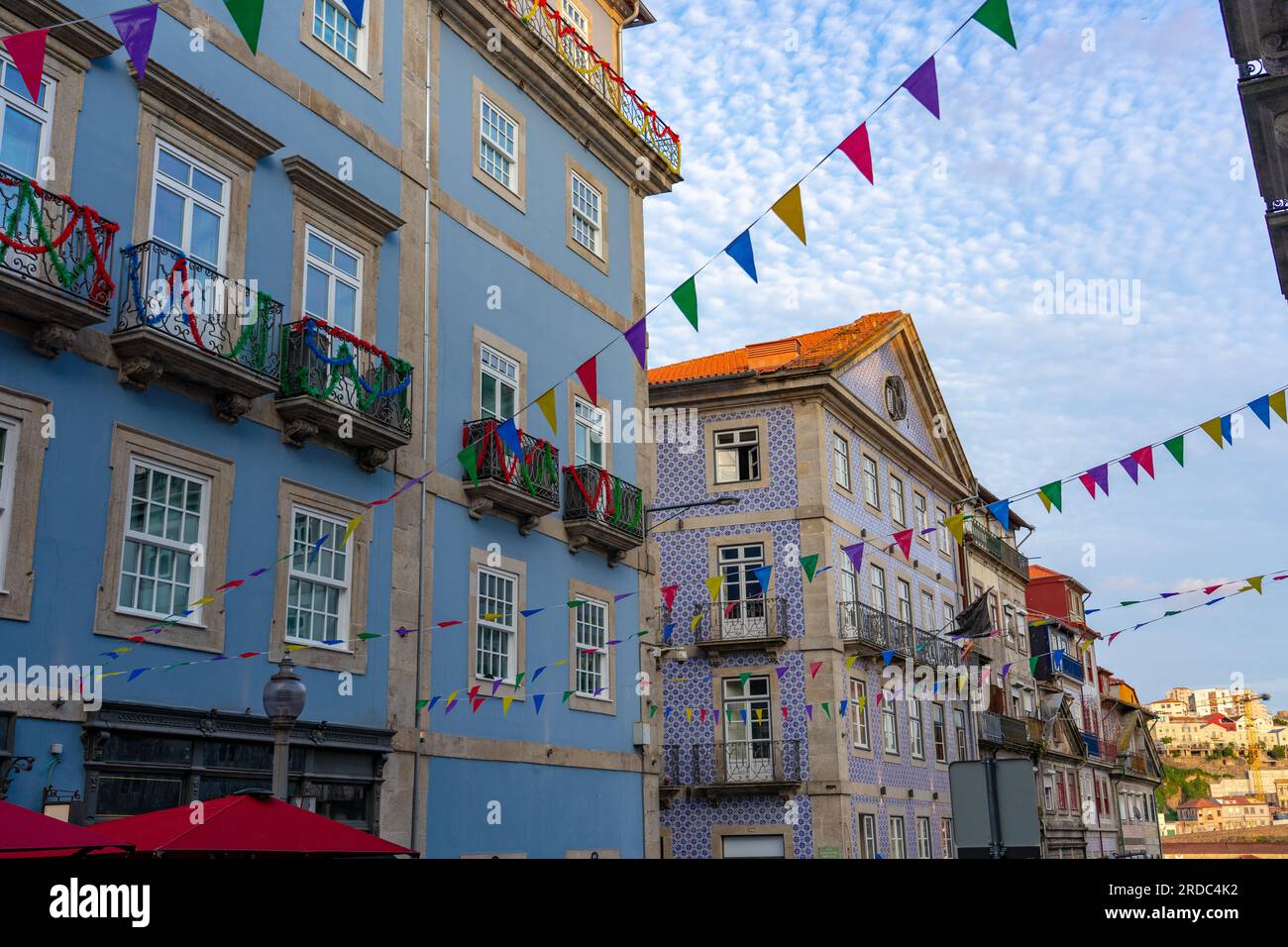 Colorata decorazione baner a Porto a sao joao Festa di san giovanni battista con sfondo residenziale Foto Stock