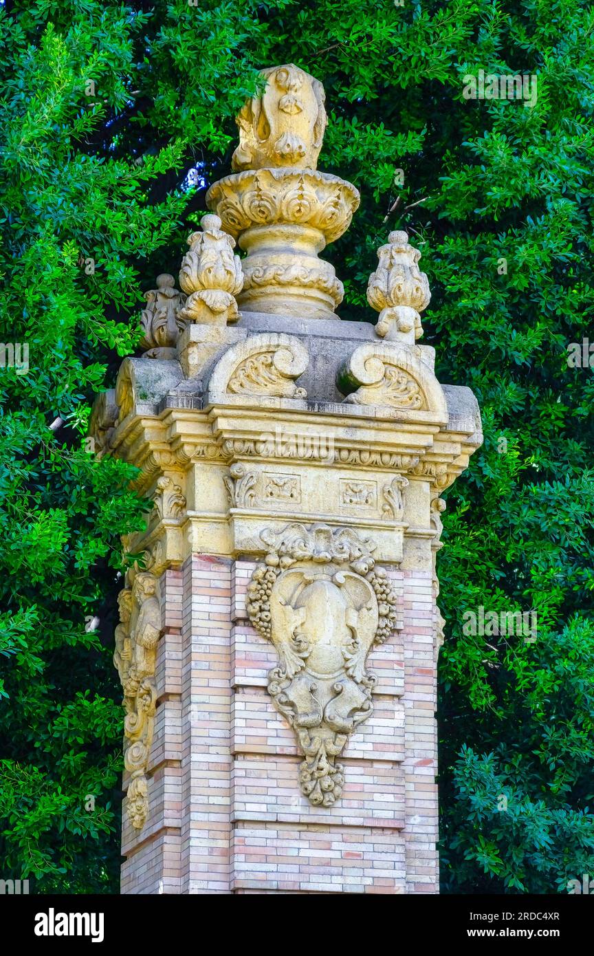 Siviglia, Spagna, decorazione intricata in pietra in un'antica colonna architettonica in un parco pubblico. Foto Stock