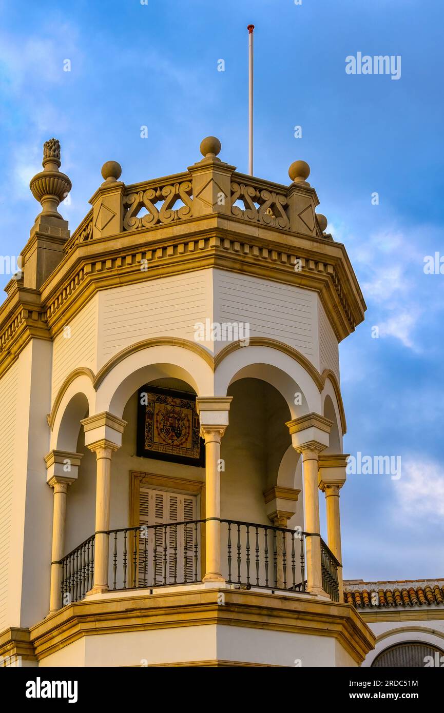 Siviglia, Spagna, balcone a forma pentagonale in un edificio di stile coloniale. La struttura presenta colonne e archi architettonici. Architetto esterno dell'edificio Foto Stock