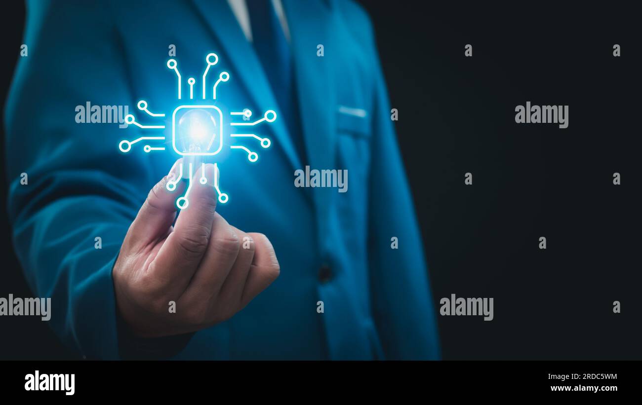 Uomo d'affari con lampadina con modello di scheda a circuito stampato robot e IA, simbolo, apprendimento automatico, intelligenza artificiale della tecnologia del futuro, netwo ai Foto Stock
