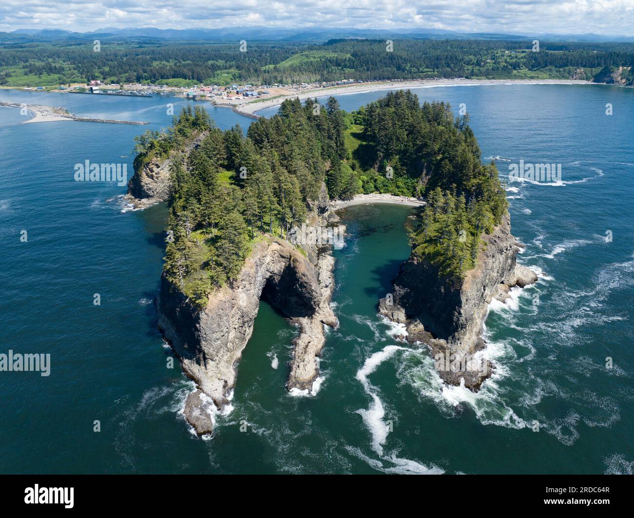 Le rocce marine si trovano a ridosso della scenografica Rialto Beach nell'Olympic National Park, Washington. Questa zona si trova alla foce del fiume Quillayute. Foto Stock