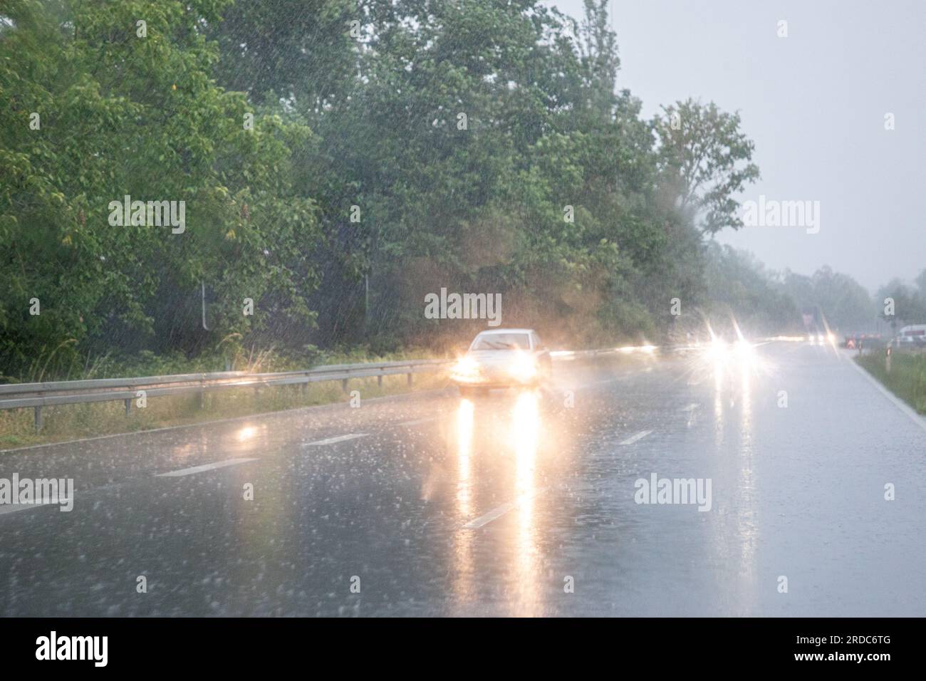 vista limitata dall'auto in caso di pioggia battente e tempesta dal punto di vista del conducente come simbolo del traffico durante la guida in cattive condizioni meteorologiche Foto Stock