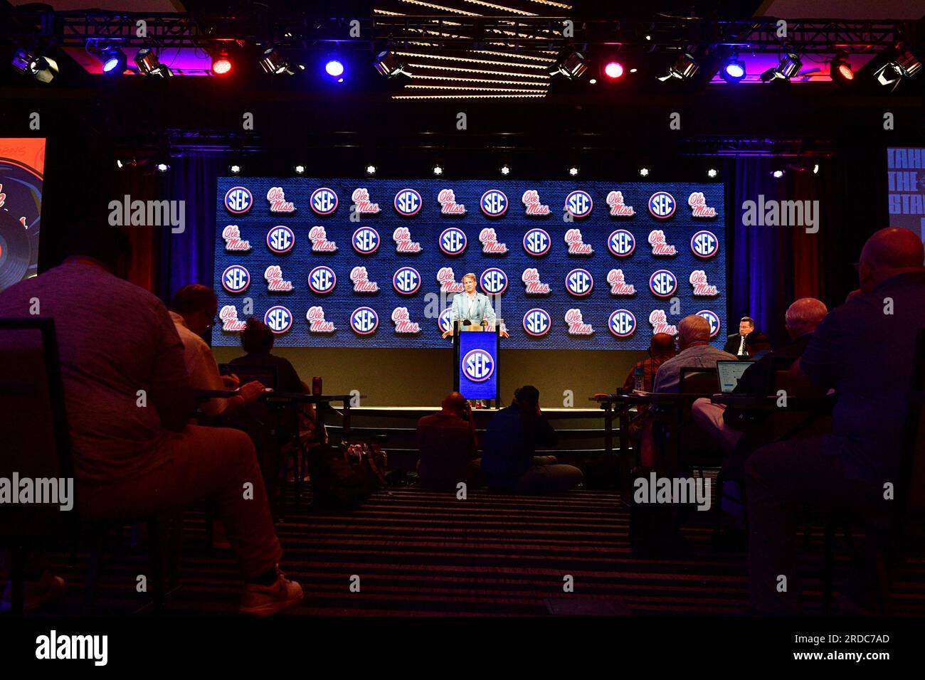 Nashville, Tennessee, USA. 20 luglio 2023. L'allenatore di football di OLE Miss LANE KIFFIN parla con i media al SEC Football Media Days di Nashville. (Immagine di credito: © Camden Hall/ZUMA Press Wire) SOLO USO EDITORIALE! Non per USO commerciale! Foto Stock