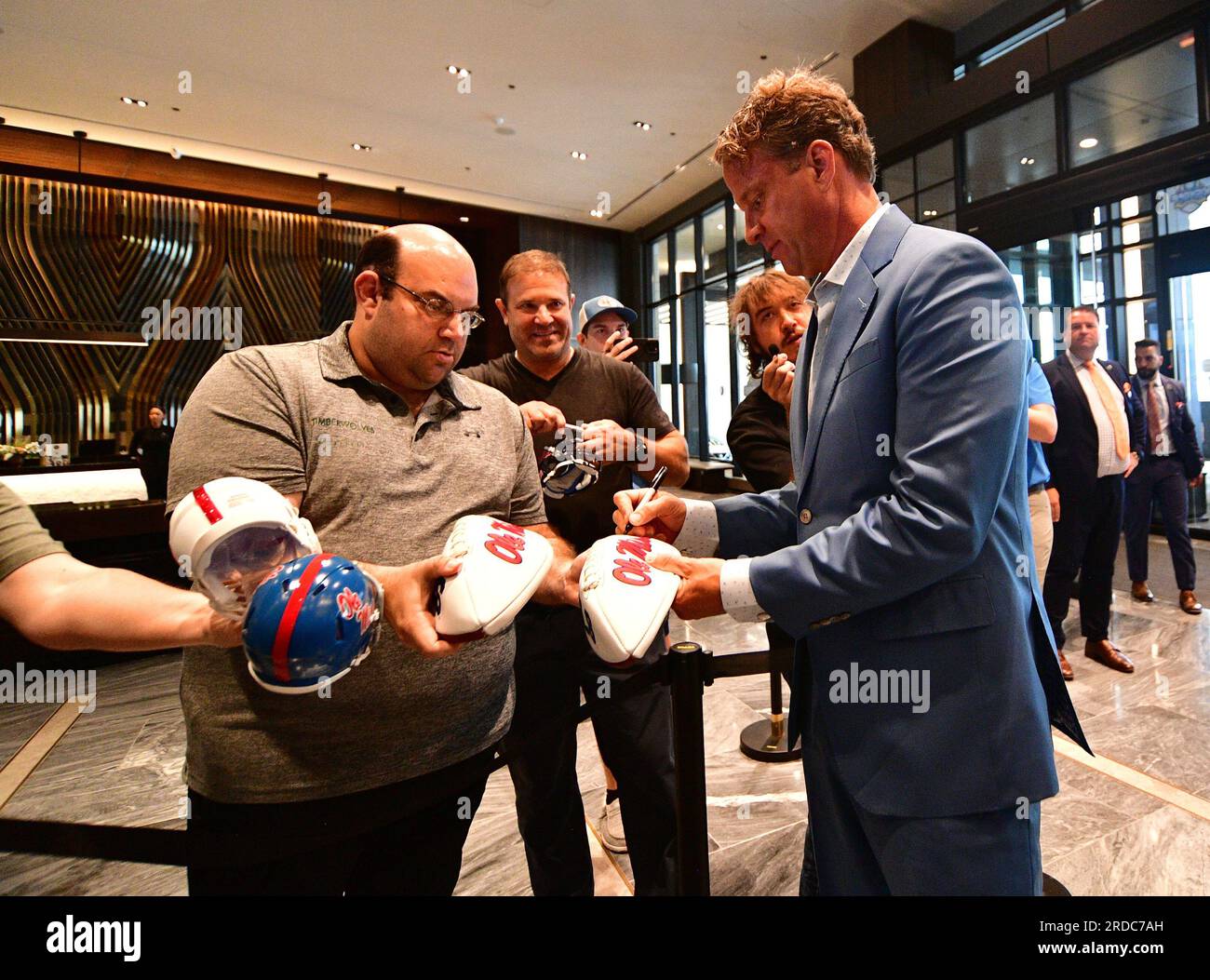 Nashville, Tennessee, USA. 20 luglio 2023. OLE Miss allenatore di calcio LANE KIFFIN firma autografi per i tifosi nella hall del Grand Hyatt al SEC Football Media Days di Nashville. (Immagine di credito: © Camden Hall/ZUMA Press Wire) SOLO USO EDITORIALE! Non per USO commerciale! Foto Stock