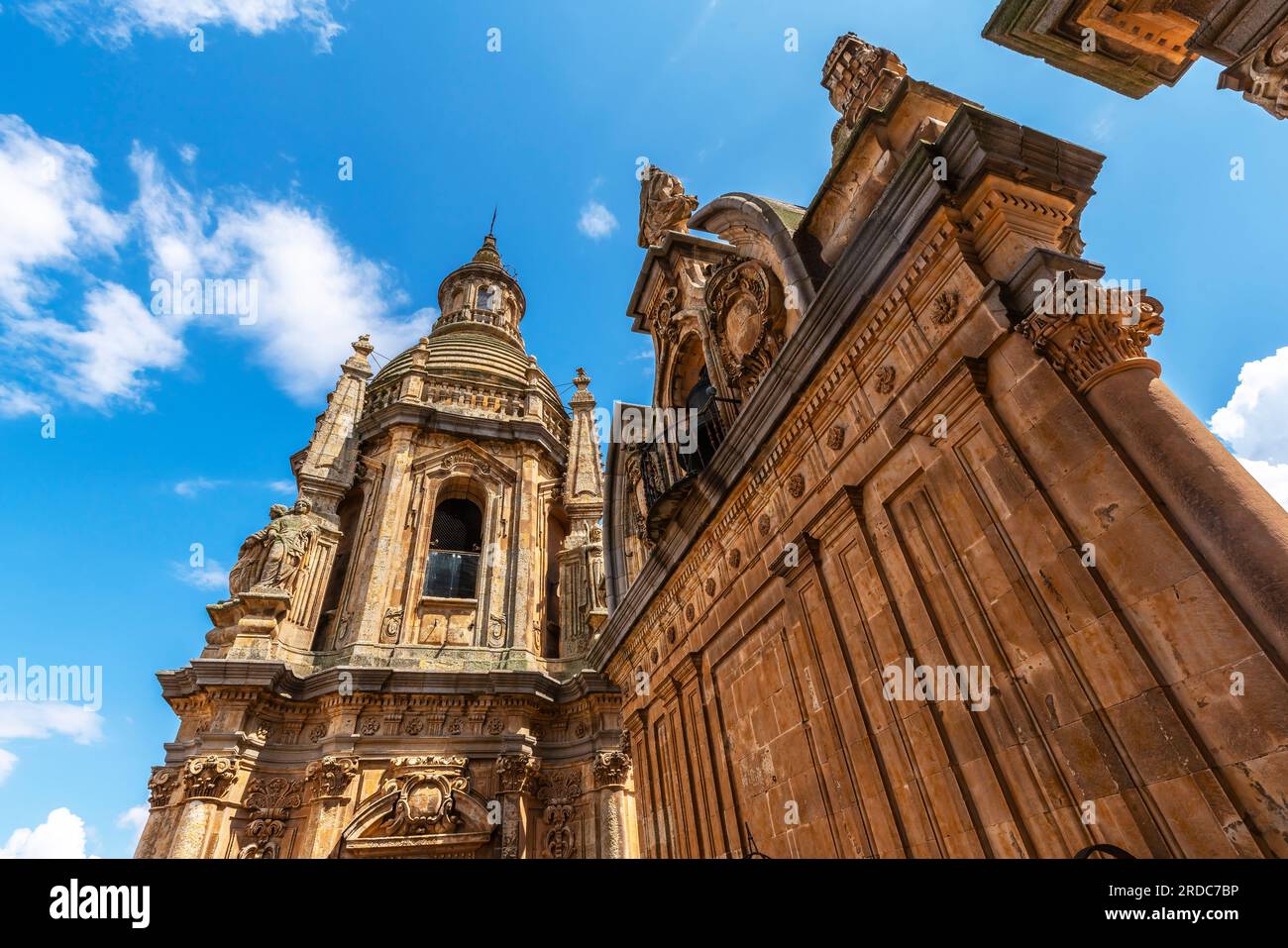 Vista delle torri di la Clerecía, della città vecchia di Salamanca, Spagna. Capoluogo della provincia di Salamanca nella comunità autonoma di Castiglia e León. Foto Stock