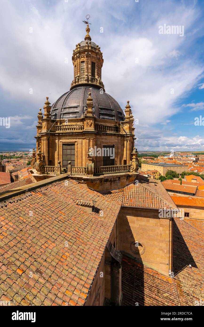 Vista sopraelevata della cupola di la Clerecía, città vecchia di Salamanca, Spagna. Capoluogo della provincia di Salamanca nella comunità autonoma di Castiglia A. Foto Stock