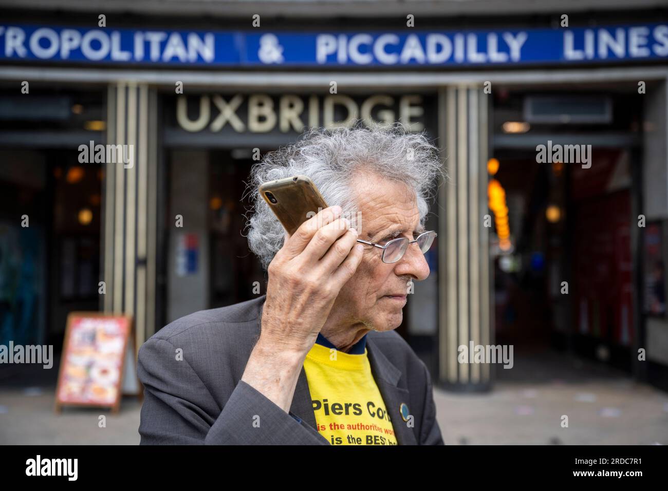 Londra, Regno Unito. 20 luglio 2023. Piers Corbyn, Let London Live Party, fratello maggiore dell'ex leader laburista Jeremy Corbyn, candidato al Parlamento Uxbridge e South Ruislip, fuori dalla stazione della metropolitana di Uxbridge, a nord-ovest di Londra. I residenti locali del collegio votano in un'elezione suppletiva per scegliere il loro nuovo deputato dopo le dimissioni di Boris Johnson. Altre due circoscrizioni, Selby e Ainsty, e Somerton e Frome, vinte dai conservatori alle ultime elezioni generali del 2019, oggi si tengono elezioni suppletive. Crediti: Stephen Chung / Alamy Live News Foto Stock