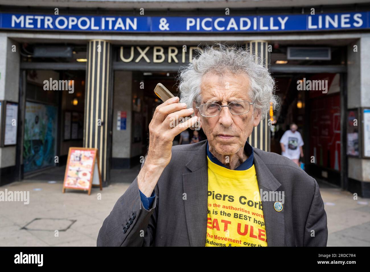 Londra, Regno Unito. 20 luglio 2023. Piers Corbyn, Let London Live Party, fratello maggiore dell'ex leader laburista Jeremy Corbyn, candidato al Parlamento Uxbridge e South Ruislip, fuori dalla stazione della metropolitana di Uxbridge, a nord-ovest di Londra. I residenti locali nel collegio votano in un'elezione suppletiva per scegliere il loro nuovo dopo le dimissioni del loro ex deputato, Boris Johnson. Altre due circoscrizioni, Selby e Ainsty, e Somerton e Frome, vinte dai conservatori alle ultime elezioni generali del 2019, oggi si tengono elezioni suppletive. Crediti: Stephen Chung / Alamy Live News Foto Stock