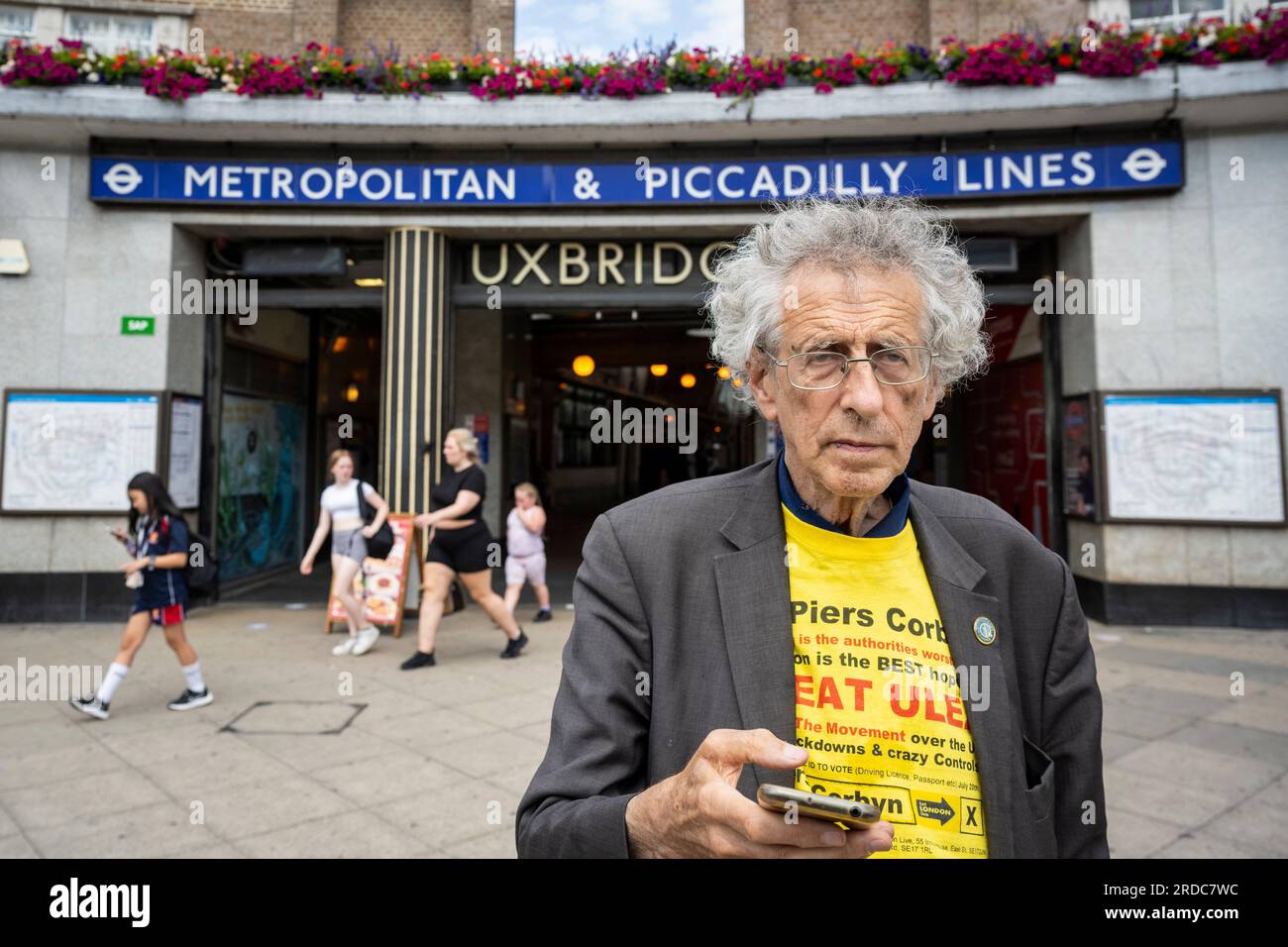 Londra, Regno Unito. 20 luglio 2023. Piers Corbyn, Let London Live Party, fratello maggiore dell'ex leader laburista Jeremy Corbyn, candidato al Parlamento Uxbridge e South Ruislip, fuori dalla stazione della metropolitana di Uxbridge, a nord-ovest di Londra. I residenti locali del collegio votano in un'elezione suppletiva per scegliere il loro nuovo deputato dopo le dimissioni di Boris Johnson. Altre due circoscrizioni, Selby e Ainsty, e Somerton e Frome, vinte dai conservatori alle ultime elezioni generali del 2019, oggi si tengono elezioni suppletive. Crediti: Stephen Chung / Alamy Live News Foto Stock