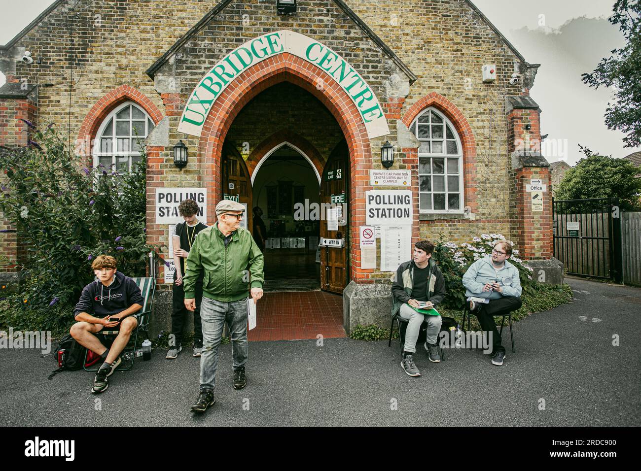 Un elettore esce da un collegio elettorale presso l'Uxbridge Community Center durante un'elezione suppletiva nel collegio di Uxbridge and South Ruislip a nord-ovest di Londra il 20 luglio 2023. Gli elettori si sono diretti ai sondaggi in tre elezioni suppletive in tutta l'Inghilterra, con i conservatori al governo del primo ministro Rishi Sunak pronti per la sconfitta in ciascuno di essi, mentre i guai economici britannici inflazionati mordevano.Credit: Horst Friedrichs/Alamy Live Foto Stock
