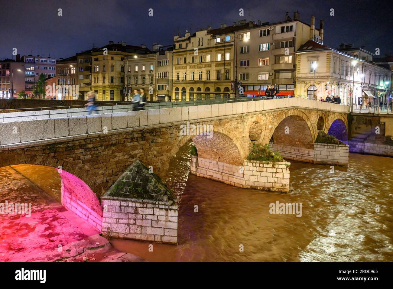 Il Ponte Latino sul fiume Miljacka accanto alla siite dell'assassinio dell'arciduca Francesco Ferdinando nel 1914. Sarajevo, Bosnia centrale Herz Foto Stock
