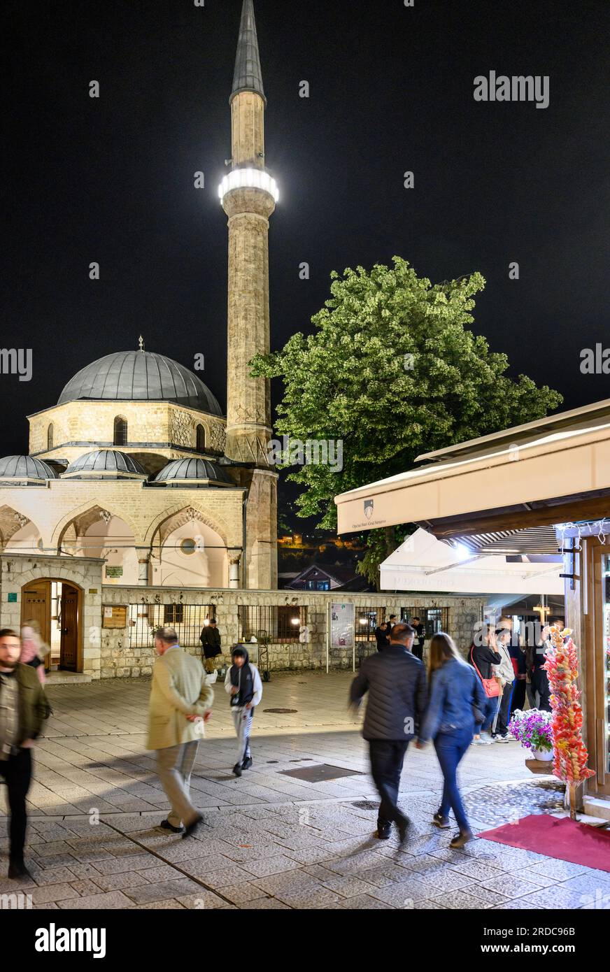Serata nel quartiere del bazar di Baščaršija con la moschea di Baščaršija sullo sfondo, Sarajevo, Bosnia-Erzegovina centrale, penisola balcanica, Pasqua Foto Stock