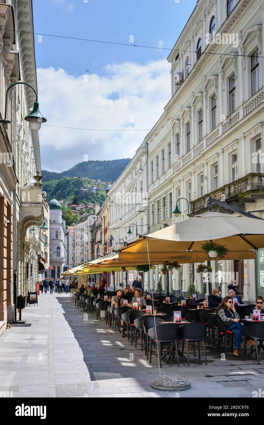 Caffetterie all'aperto sul lungomare Strossmayerova nel centro di Sarajevo, Bosnia Erzegovina, penisola balcanica, Europa orientale. Foto Stock