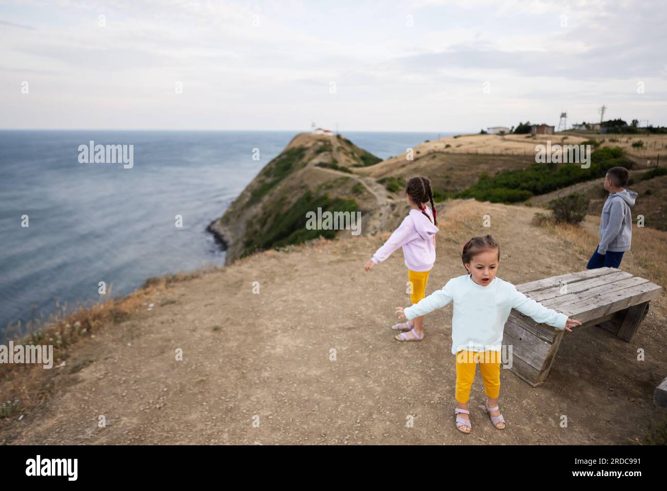 I bambini si godono la vista del mare dalla montagna. Capo Emine, costa del Mar Nero, Bulgaria. Foto Stock