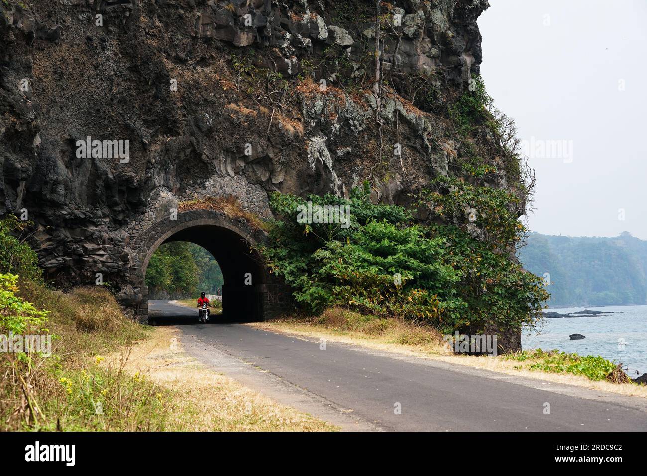 Sao Tome. 15 luglio 2023. Questa foto scattata il 15 luglio 2023 mostra una vista del tunnel di Santa Caterina nel quartiere di Lemba, Sao Tome, Sao Tome e Principe. Sao Tome e Principe, situate nel Golfo di Guinea al largo della costa dell'Africa occidentale, sono costituite da due grandi isole, Sao Tome e Principe, e altre 14 piccole. Credito: Han Xu/Xinhua/Alamy Live News Foto Stock