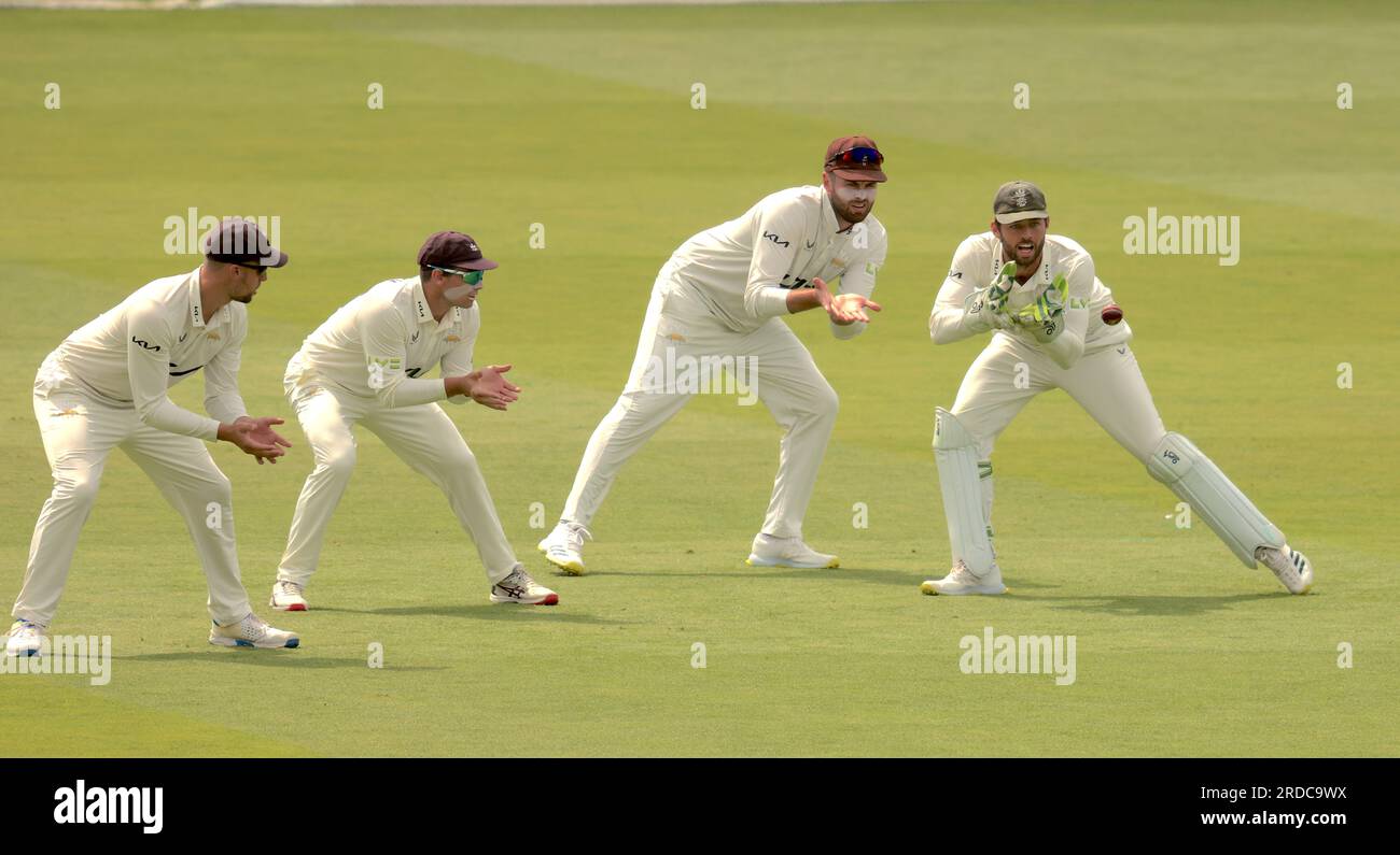 Londra, Regno Unito. 20 luglio 2023. Ben Foakes di Surrey prende la palla nei panni di Dom Sibley, Tom Latham e Will Jacks mentre Middlesex affronta Surrey il secondo giorno della partita del County Championship a Lords. Credito: David Rowe/Alamy Live News Foto Stock