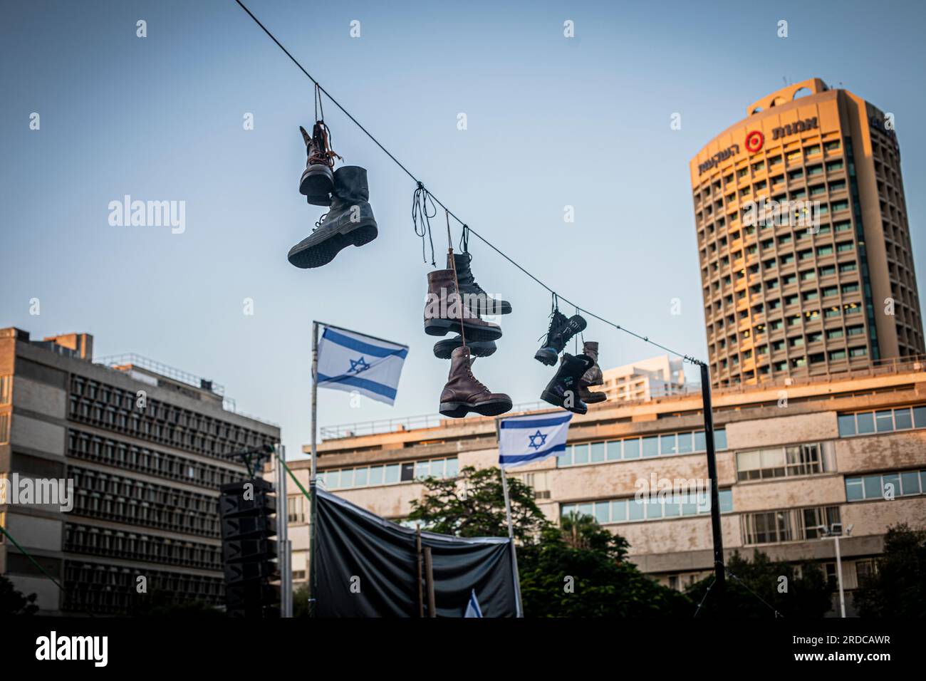 Tel Aviv, Israele. 19 luglio 2023. Le scarpe militari dell'esercito si  attaccano a una fila durante una protesta a Tel Aviv. Un controverso piano  governativo per la revisione della magistratura del paese
