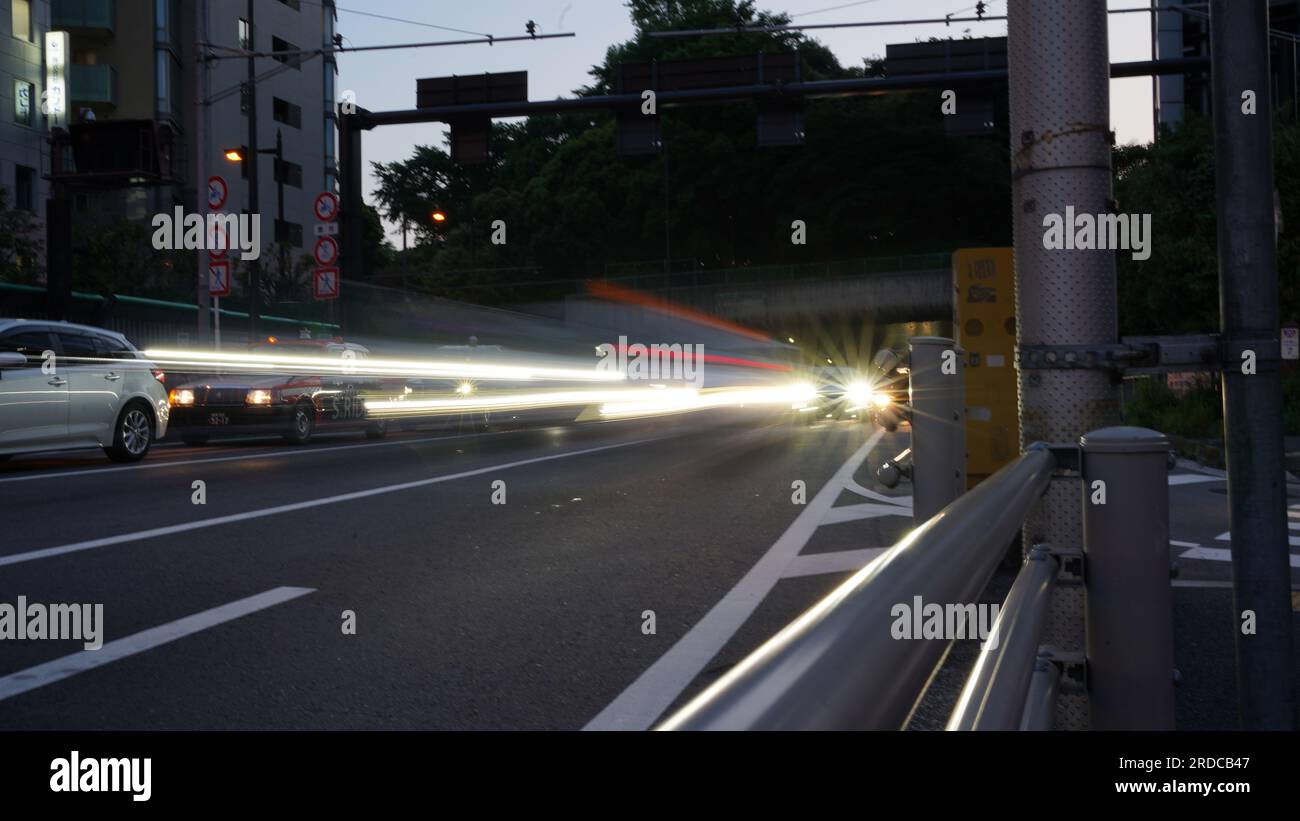 Trafficata City Car Street a Tokyo Foto Stock