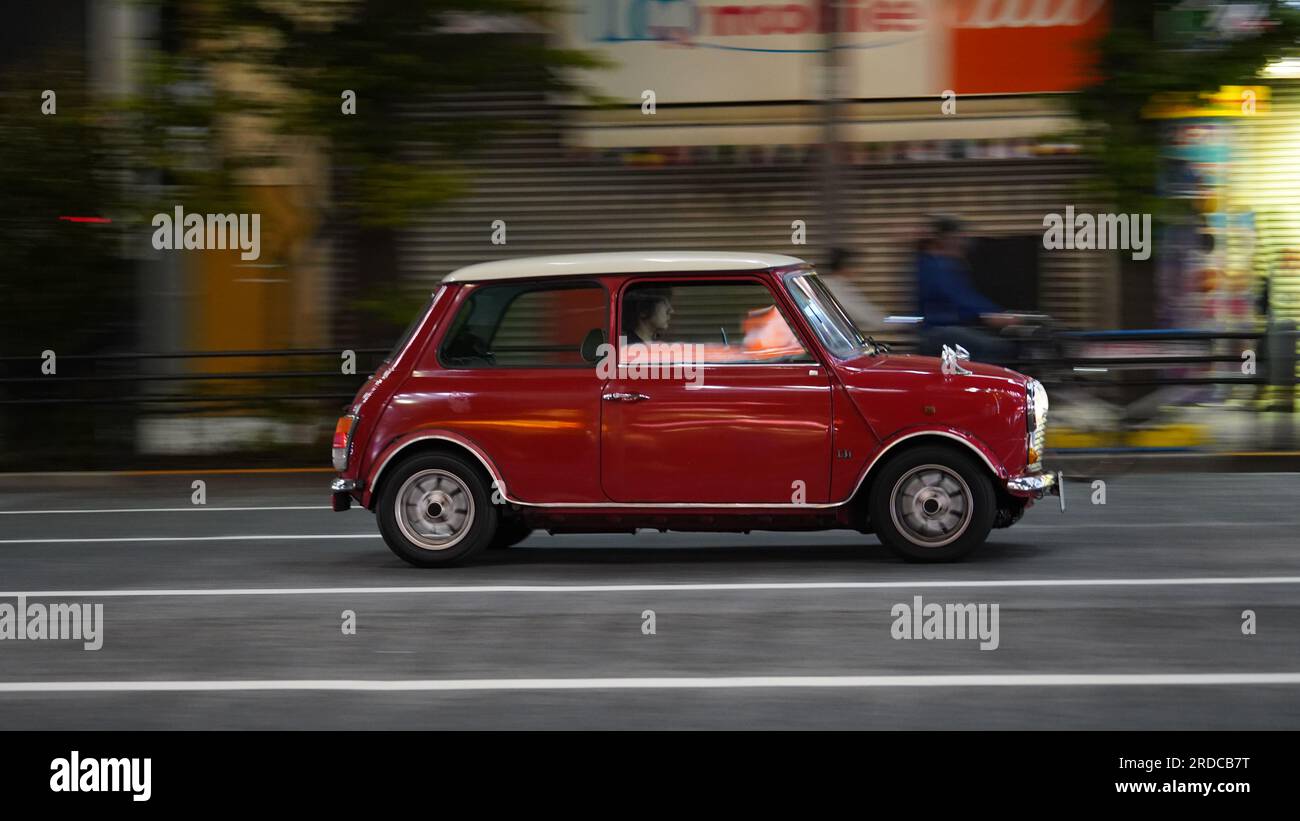 Mini Cooper Car veloce per le strade di Tokyo Foto Stock